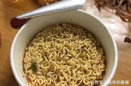 泡面|方便面的面饼上,设有这个“小套路”,程序员难怪总是吃不饱