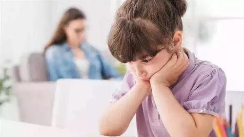 爸爸|爸爸穿“工作装”参加家长会, 惹其他家长围攻: 孩子的脸往哪放?