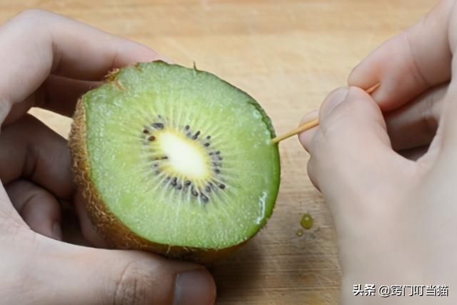 作用|猕猴桃上插一根牙签,作用真是太厉害了,学会受用一生