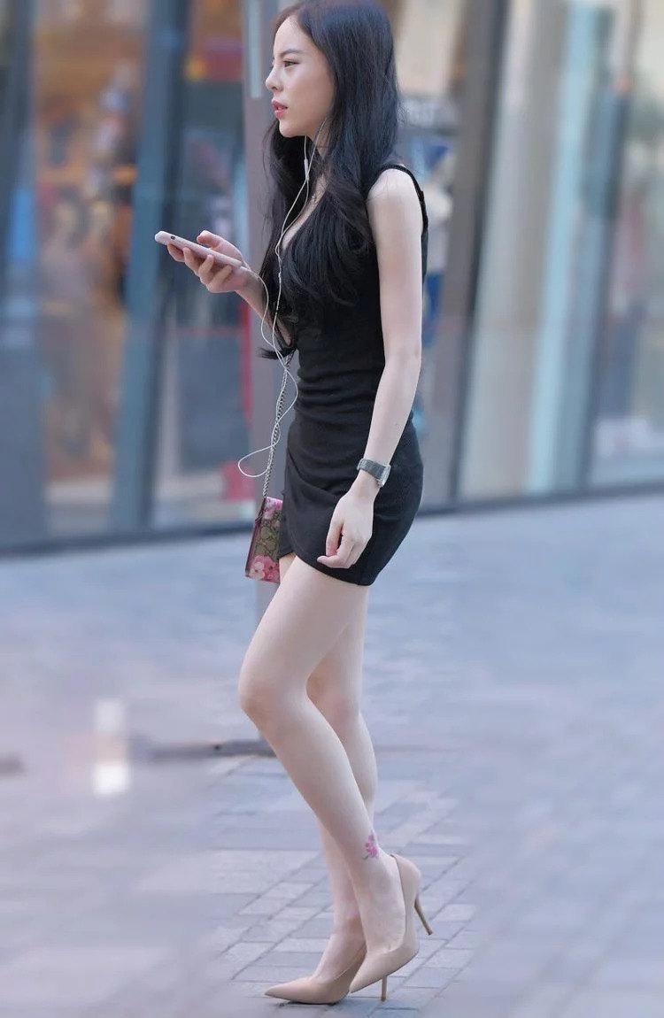 姐妹花|街拍:红黑姐妹花,身穿木耳长裙,展现高挑身段