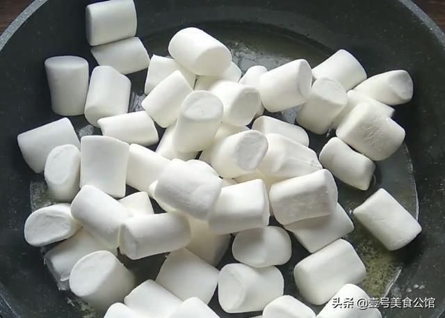 小火慢慢|牛扎糖这样做太简单,甜香味美,营养好吃,满满儿时的回忆