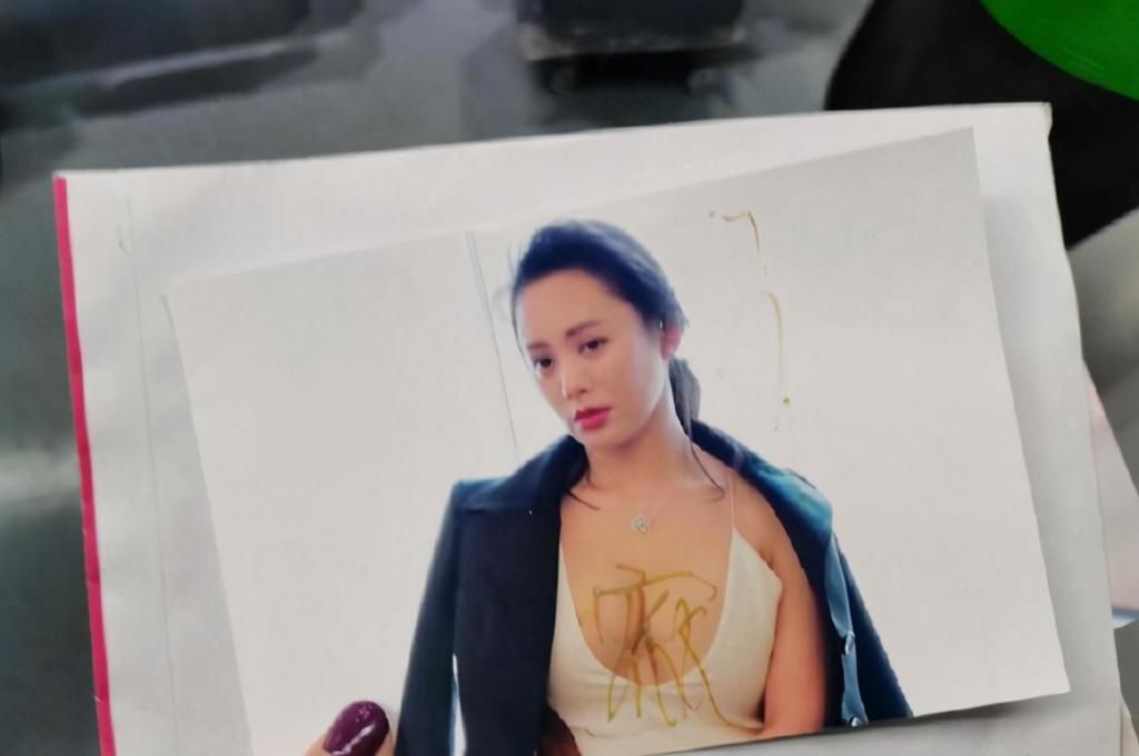 签名|兴风作浪!宁静帮粉丝在照片胸部签名,孟佳在机场被粉丝强行拉手