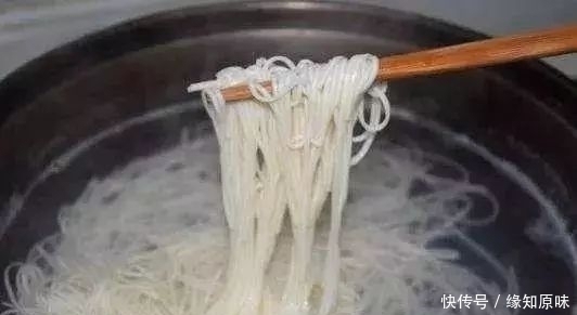 好吃|面馆师傅煮面条时,很多人少做了这2步,难怪面条不好吃
