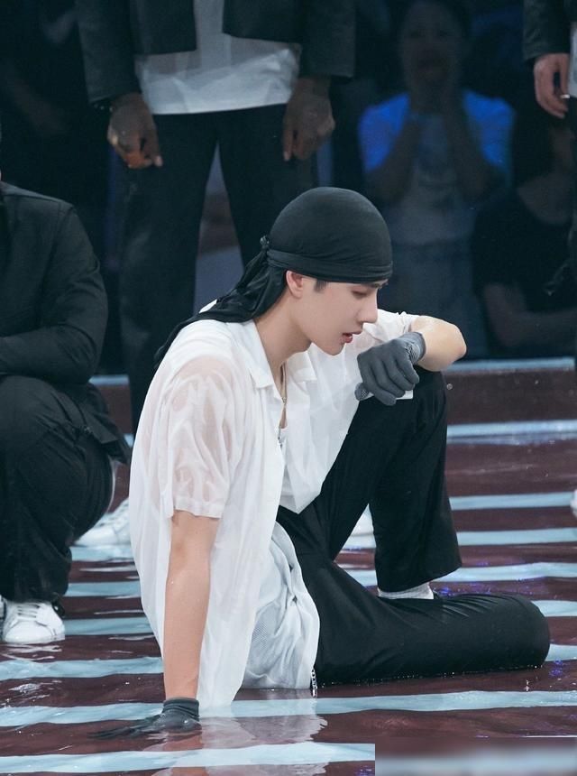 带伤|王一博带伤上阵水舞台，舞台表演帅裂了