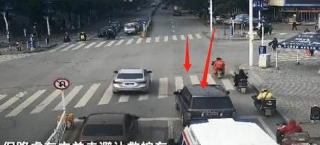 救护车|救护车被堵住,鸣笛一分多钟路虎一动不动,车主:是你你会让吗?