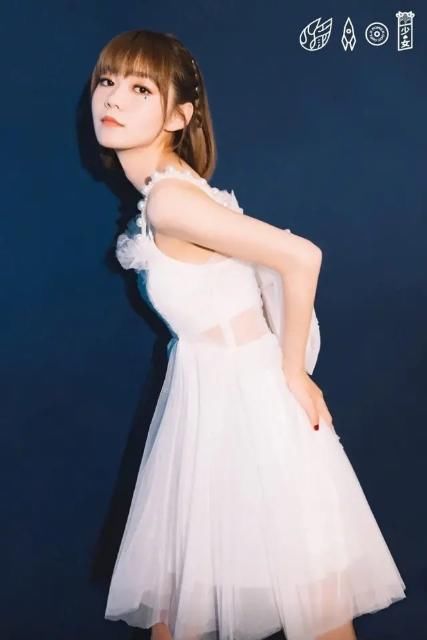  好看|火箭少女101暗黑新娘妆，杨超越造型最好看，李紫婷得罪化妆师？