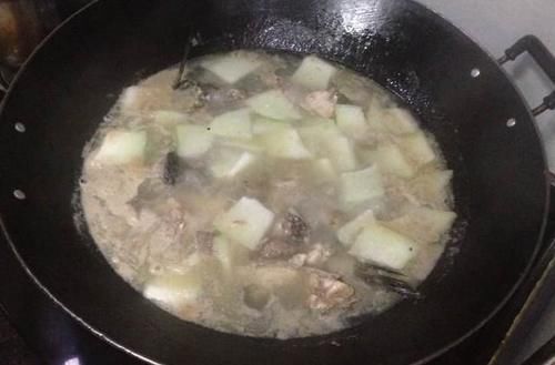  鲜美|8月冬瓜正当季，和鱼头搭配，营养美味汤汁鲜美，孩子们也超喜欢