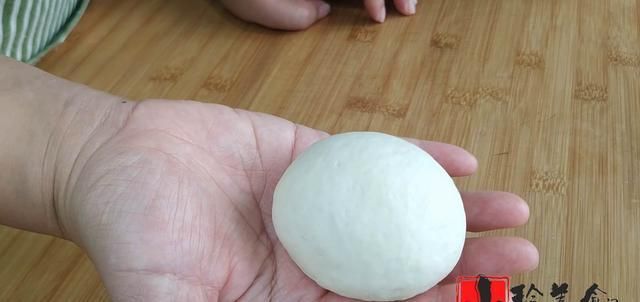  红糖|千层红糖酥饼家常做法，筷子一搅，层层酥脆，咬一口直掉渣，解馋