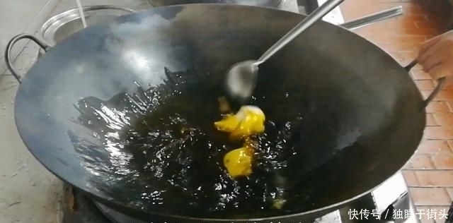 烧鸡|淮扬菜大厨改良员工餐将香菇烧鸡这么做,鲜香微辣,开胃下饭