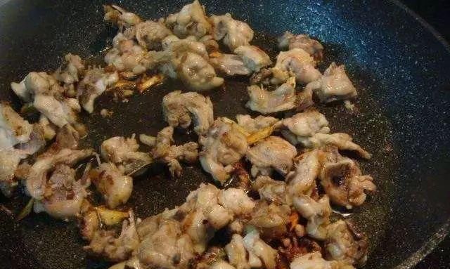 枝头|盆里扔2样东西,养花10年不烂根,叶子油光瓦亮,花苞挂满枝头!