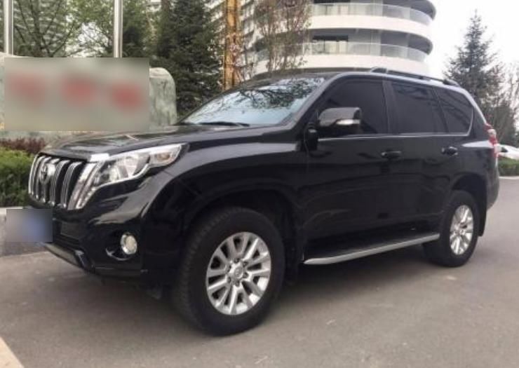  黑色车牌|普拉多违停路边却没有被贴条，交警：不是不想，我是真不敢贴