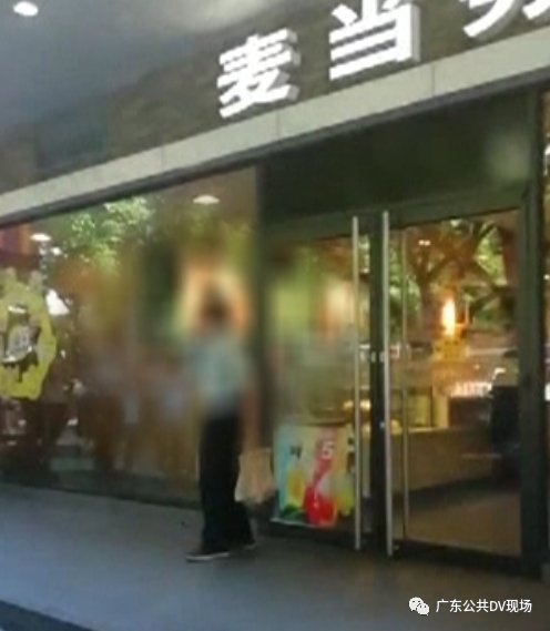  广州|广州老人持刀闯进麦当劳，多人吓得从店里跑出来，只因……