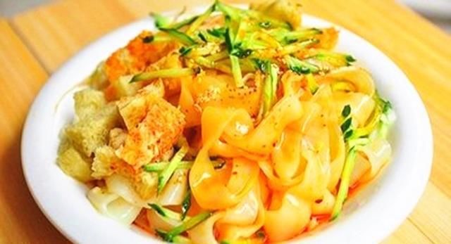  夜市|家庭版香辣凉皮，大厨专用的凉拌手法，比夜市凉皮摊的好吃太多了