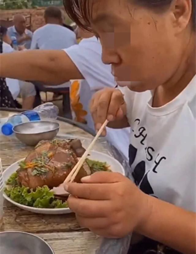 个例|一个肘子引发的鄙视:即使有也是个例,别把农村想得那么不堪