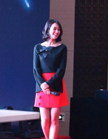 朱丹|朱丹为了减龄,第一次画“韩式咬唇妆”,终究还是翻车了