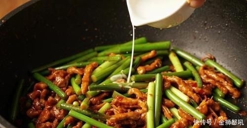 蒜苔炒肉|蒜薹炒肉不是炒老了就是不脆?下锅前腌制下,入味又脆爽