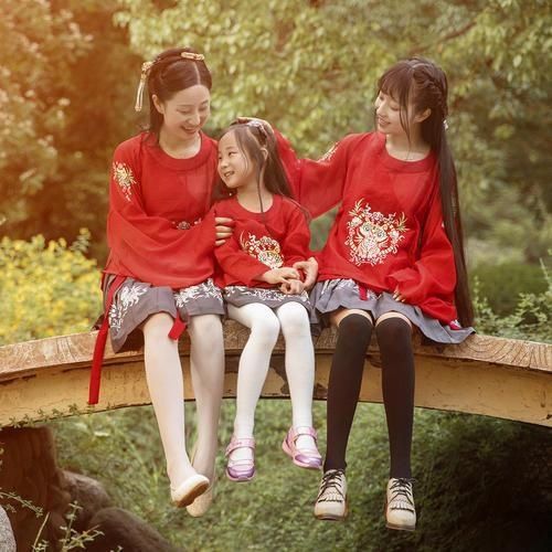 坐姿|姐弟俩地铁上的“坐姿”火了，乘客盛赞：教养是孩子最好的名片