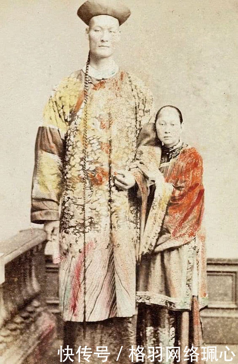 合影|清朝彩色老照片:“巨人”男子娶娇妻,溥仪西装与三位美女合影