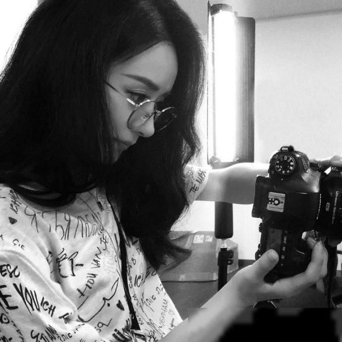  黄晓明|赵丽颖吃瓜时不经意嘟嘴，被镜头拍到后，害羞的看向黄晓明