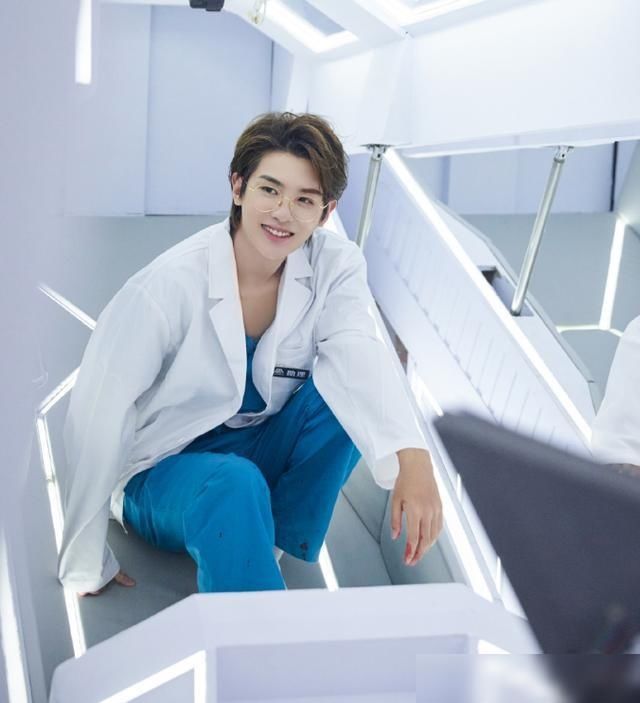  黄明昊|黄明昊被NPC直面暴击，谁注意他的反应，素质装不出来