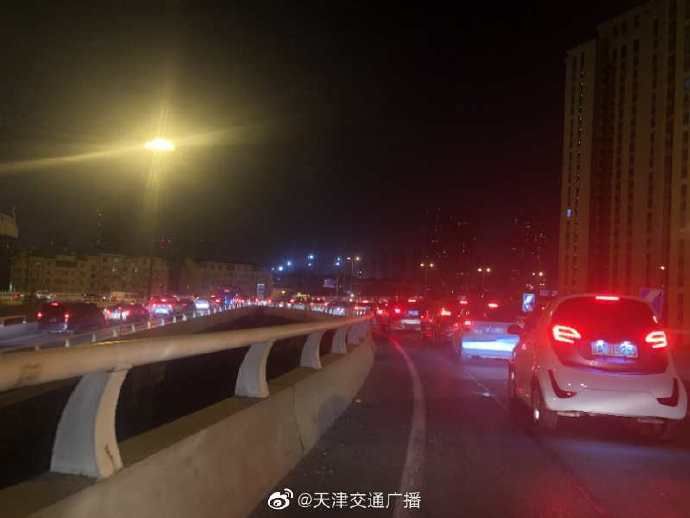  送医|天津 发生三车事故，有人受伤被送医