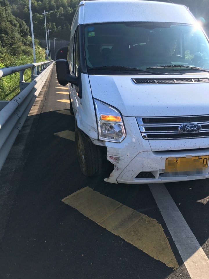  发出|车内发出尖叫声！隧道内大货车突然变道，载13人小客车只能冲向防撞桶