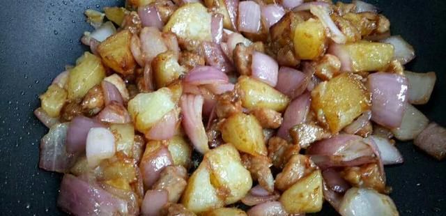  下饭|一个土豆，一个洋葱，吃出妈妈的味道，又香又下饭，真解馋