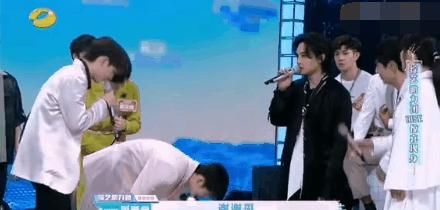  表现|周震南在《快乐大本营》的细节表现，他不红谁红？