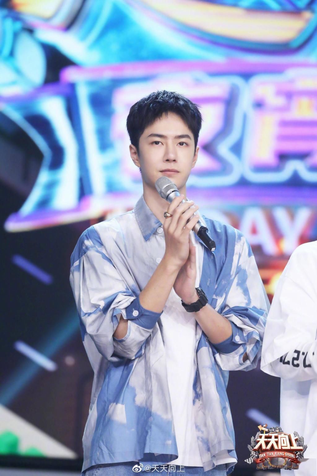  单人|王一博《天天向上》单人剧照更新 吃嘛嘛香的王小朋友来咯！