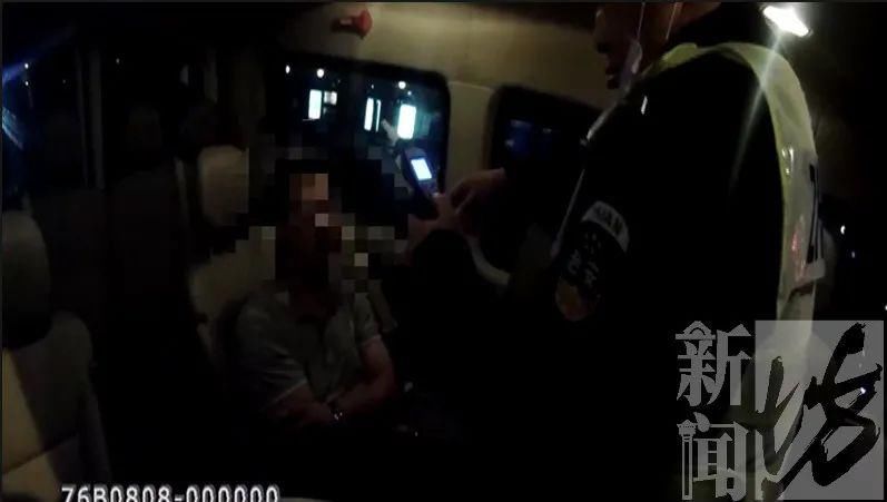  崔某某|有理也变没理！沪上两男子在地铁里大打出手，起因竟是…