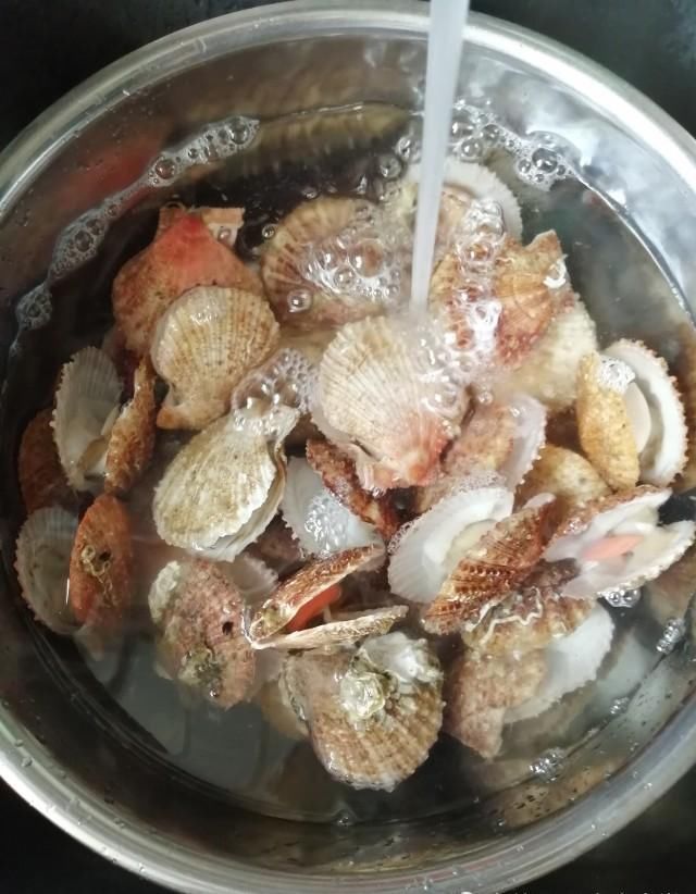 做法|蒜末粉丝蒸扇贝的生活中做法,多了这2步比餐馆做的更香,一盆不足