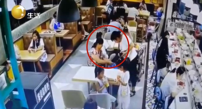 落下|辽宁一男子饭后落下腰包，俩阿姨当着孩子面“顺走”了