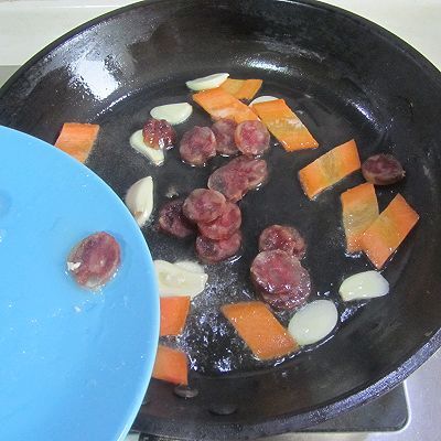 耳朵|香肠抱子甘蓝炒猫耳朵