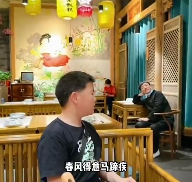 西安餐馆服务员“对诗小哥”爆火 堂兄：母亲叮嘱他低调，他打算参加《中国诗词大会》