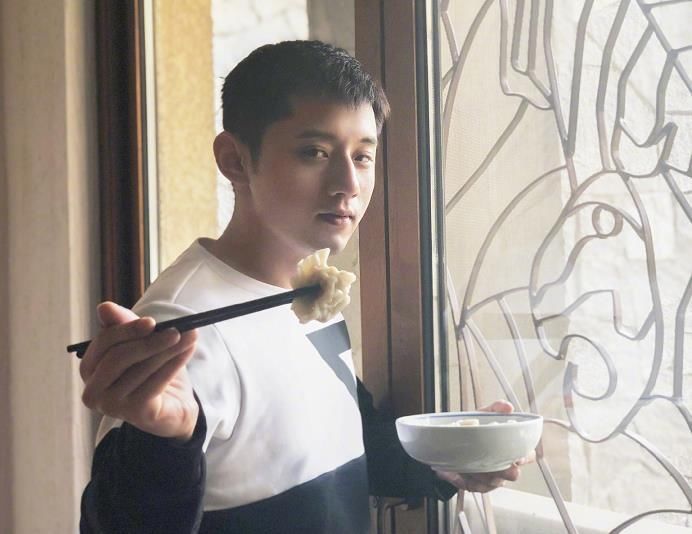  家务|《做家务的男人》张继科声称不会做菜，厨艺首秀，却低调露了一手