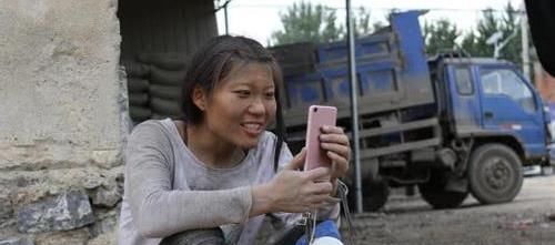 设有|卖惨成网红的“水泥妹”，现实住别墅潇洒自如，好的人设有多重要