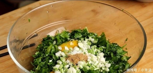 鸡蛋|芹菜叶不要再丢了,教你最简单的家常做法,5分钟出锅,超简单