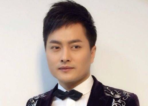 云飞|因《星光大道》走红,抛弃妻女换娇妻,如今前妻与女儿相依为命