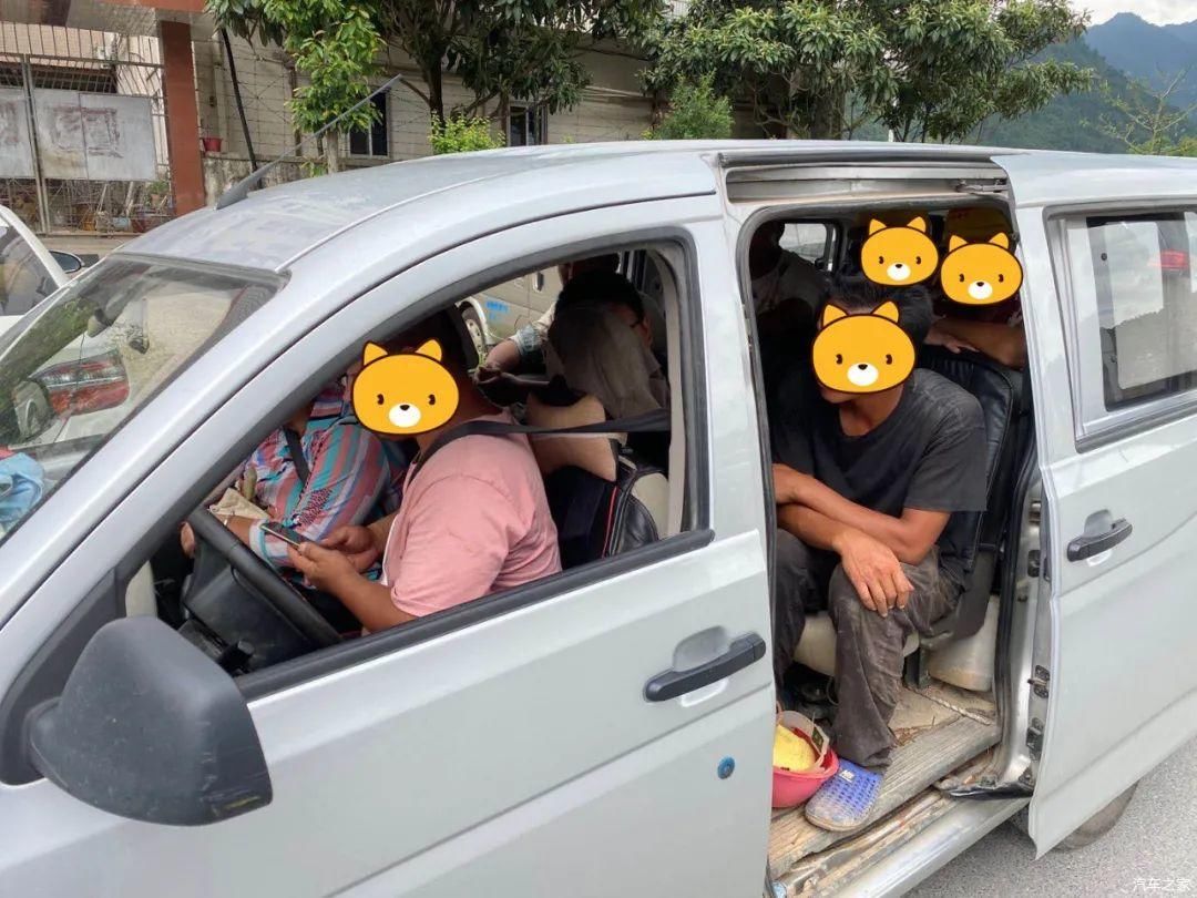  开车|一辆核载7人的面包车里“藏”了13个大汉，司机还边开车边打电话