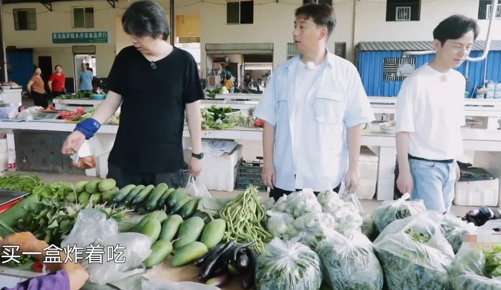  眼花|何炅黄磊出门买菜，谁注意他手上一共拿了多少钱？我没眼花吧！