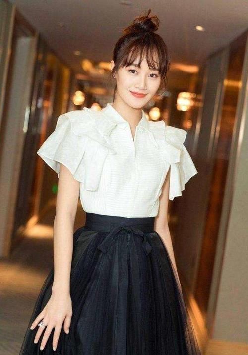 堪忧|蓝盈莹《浪姐》现状堪忧,饭桌前跳舞无人理会,姐妹表情太尴尬