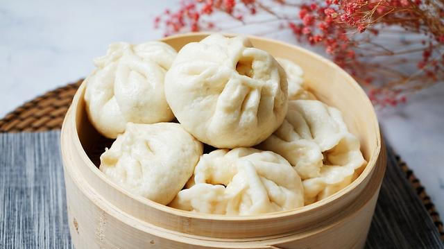  初秋|初秋我和家人爱吃这种香而不腻的鲜肉包，食材搭配营养，馅料醇香