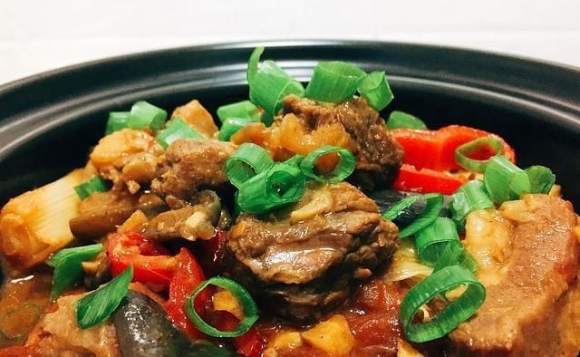  好吃|美味的牛肉茄子锅太好吃了，连筷子都装不下，这和米饭很相配