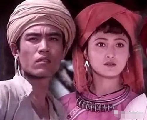  玻璃|曾经绝美容貌遭人嫉妒险被玻璃渣子毁容，如今却自行整成网红脸？