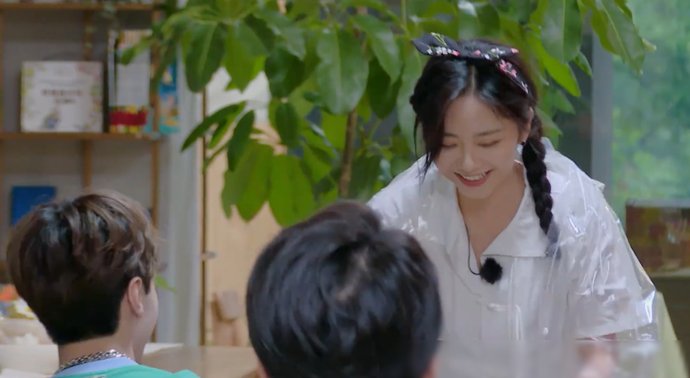  下意识|谭松韵冒雨重返节目组，谁注意张新成下意识反应？怕是偶像剧情