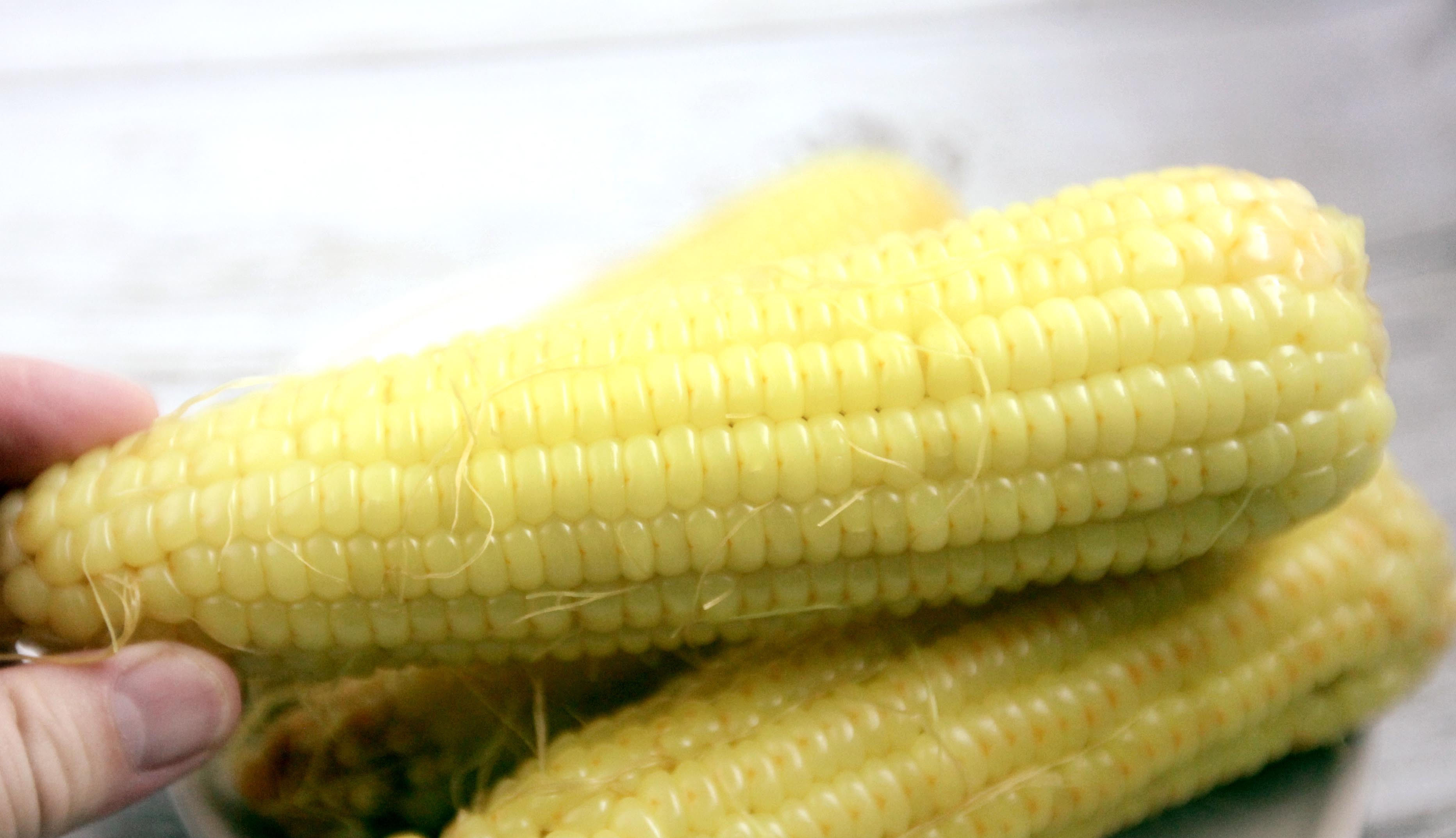  软嫩|煮玉米时，忌讳清水下锅，多加这2样，熟得快，香甜软嫩更营养