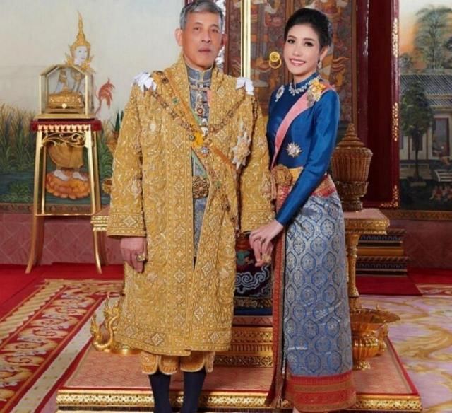  苏提达王后|诗妮娜匍匐在泰王的脚下时真心酸，穿露脐装白皙水润，遮不住卑微