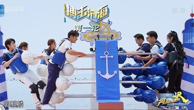 举动|蔡徐坤跟吴宣仪玩搏击,谁留意到蔡徐坤举动“钢铁直男”没错了