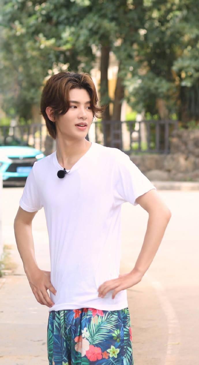  解偶像|《夏日冲浪店》本周高清剧照大放送 看新手店员tin变身揽客小能手