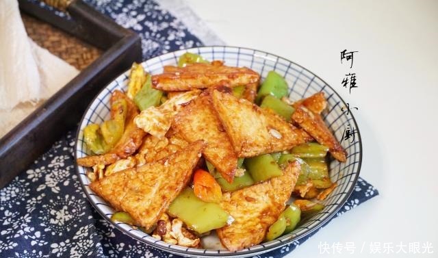 比肉|秋天少吃肉,这道家常豆腐做法简单味道十足,不放肉比肉都香!